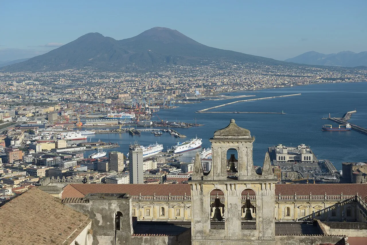 Il golfo di Napoli e il Vesuvio visti da Castel Sant'Elmo