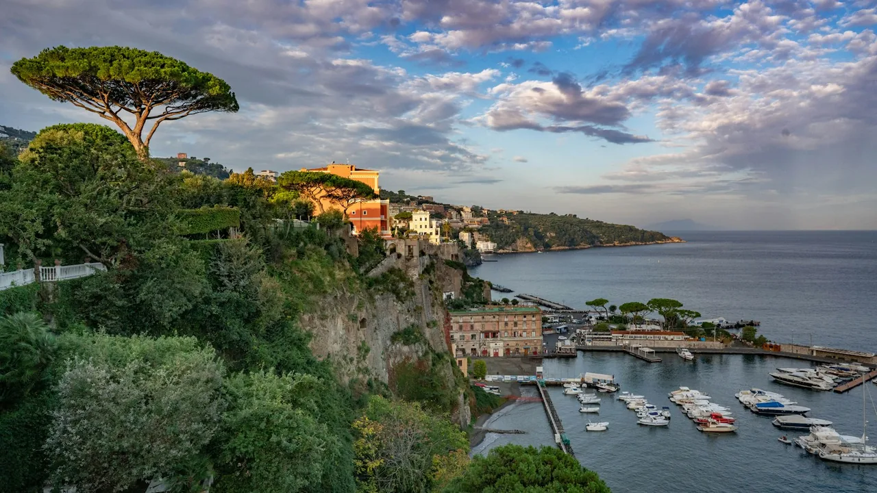 Sorrente et le golfe vus de la péninsule sorrentine